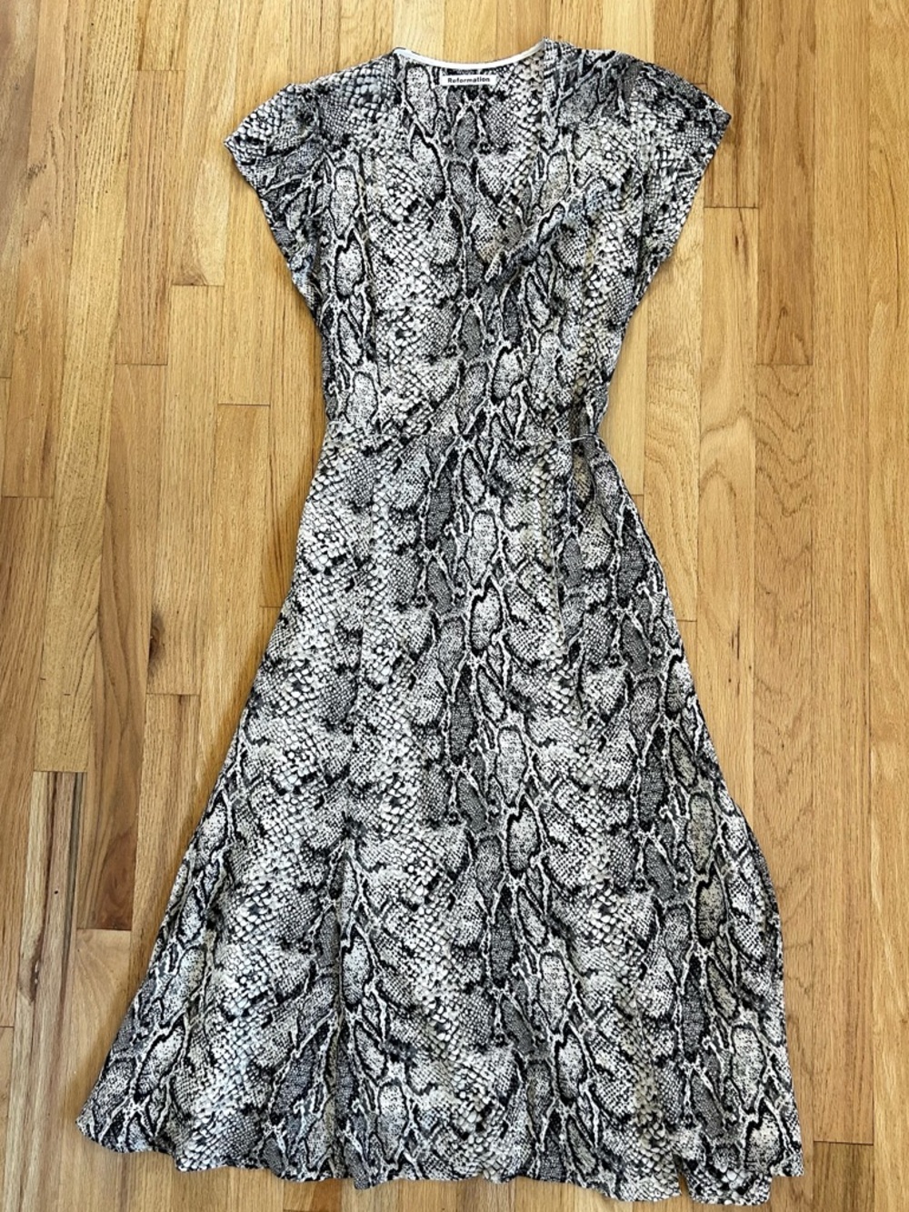 REFORMATION carina midi wrap dress snake print beige black size M - Picture 3 of 12